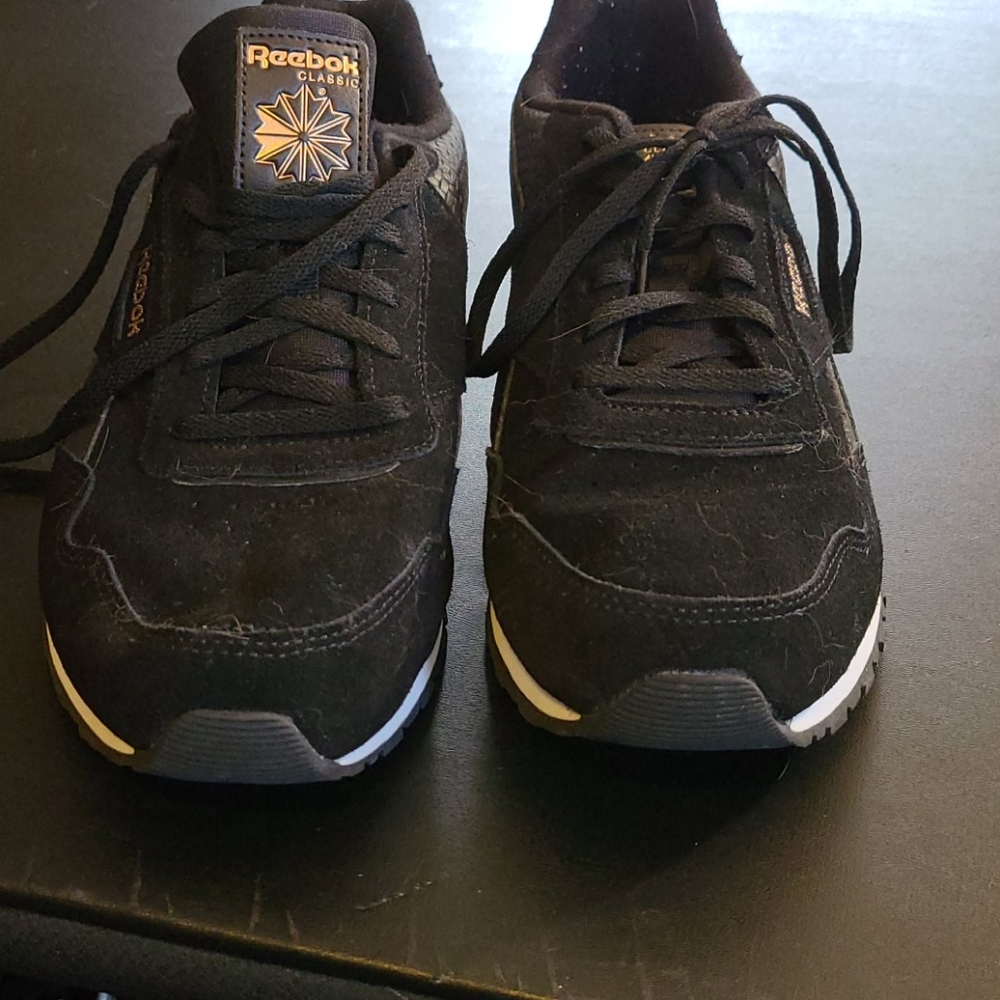 Like new size US11 women's Reebok sneakers
